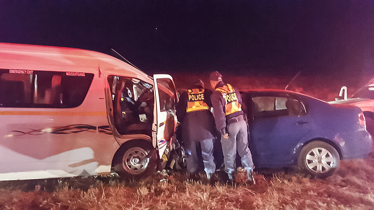 Kimberley N12 crash leaves 2 dead 12 injured Kimberley N12 crash leaves 2 dead 12 injured