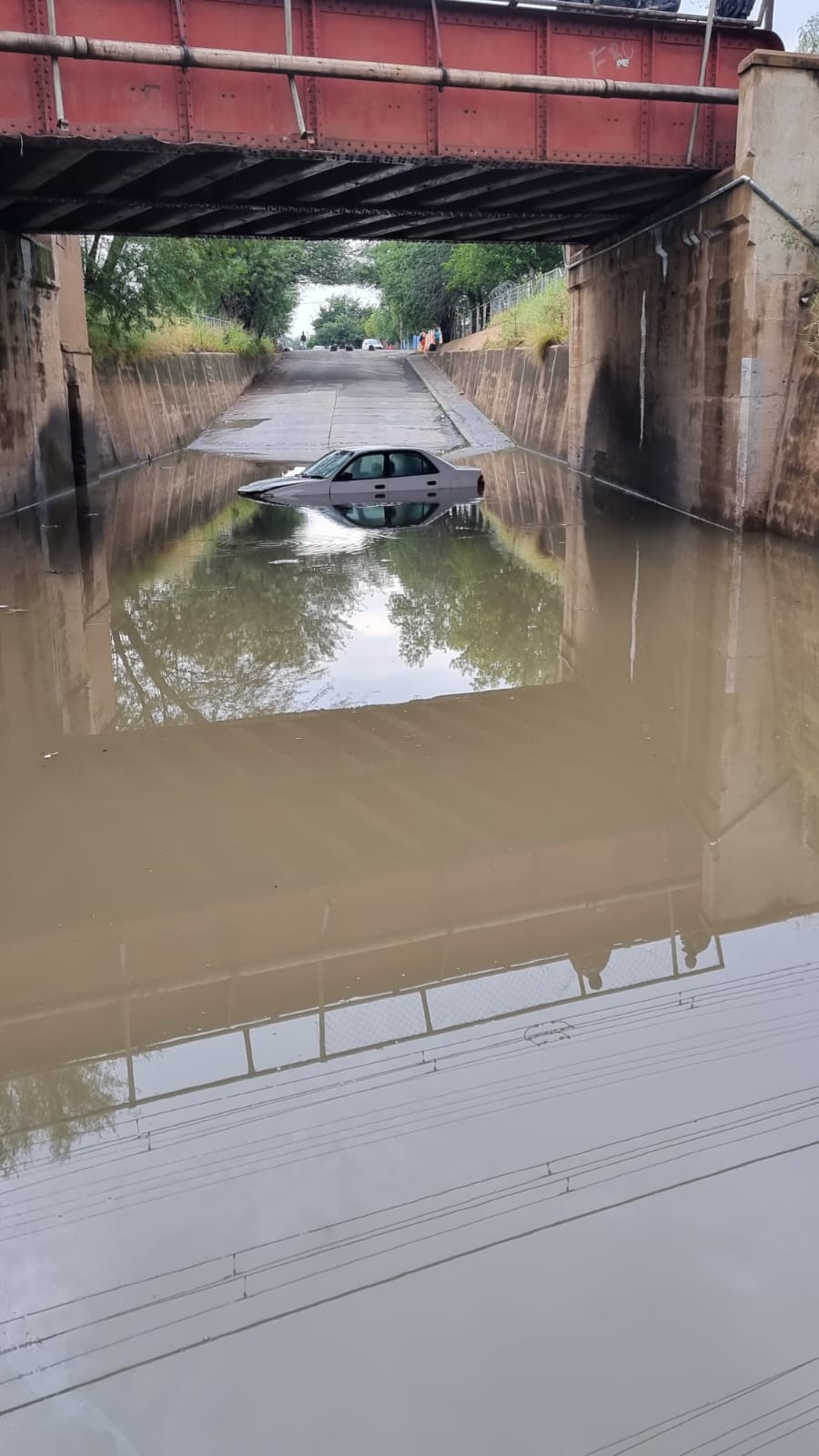 Car_stuck_in_Hull_Str_Subway